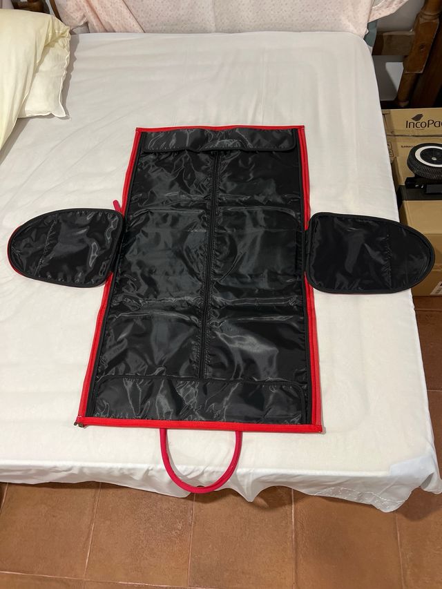 Bolsa de mano roja con correa