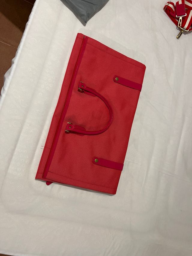 Bolsa de mano roja con correa