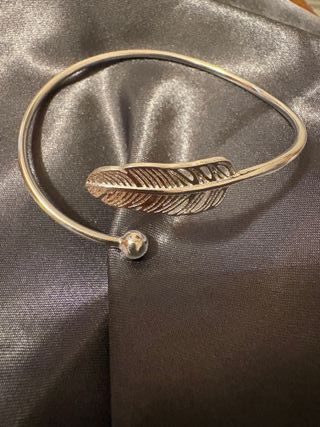 Pulsera adaptable con diseño de pluma