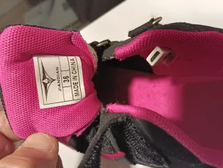 Zapatillas con ruedas negras y rosas