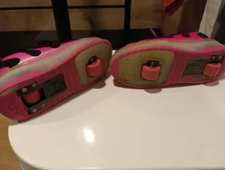 Zapatillas con ruedas negras y rosas