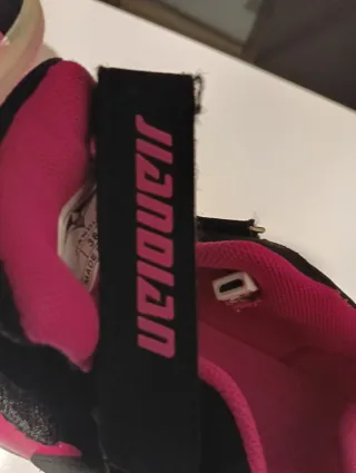 Zapatillas con ruedas negras y rosas