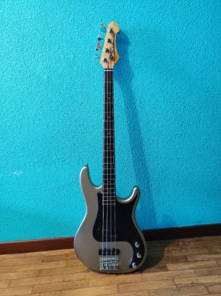 BAJO SAMICK Y AMPLIFICADOR LANEY