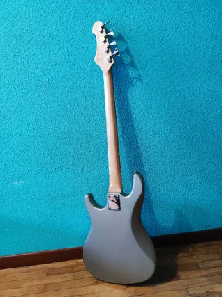 BAJO SAMICK Y AMPLIFICADOR LANEY