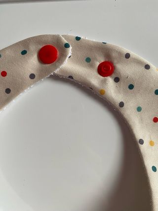 Babero de bebé con lunares