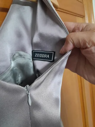 Vestido  fiesta gris claro con lazo Zeddra