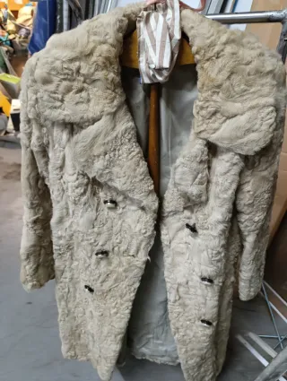 Abrigo de piel beige