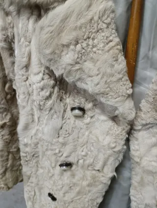 Abrigo de piel beige