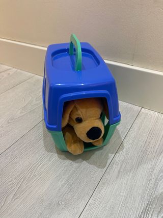 Perrito de peluche con transportín