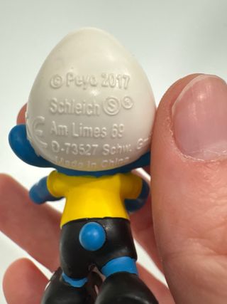 Pitufo futbolista con balón