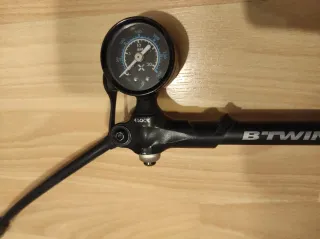 Bomba de suspensión Btwin 940 con manómetro