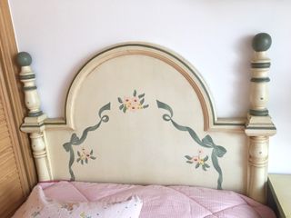 Cabecero de madera pintado a mano