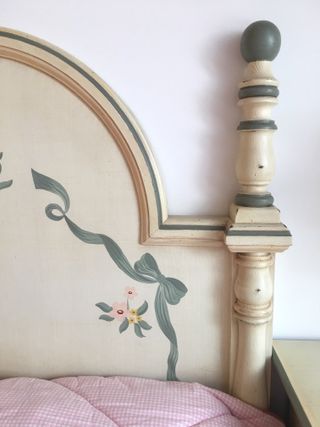 Cabecero de madera pintado a mano