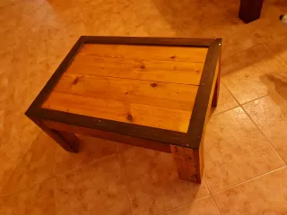Mesa de madera rústica hecha a mano