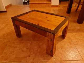 Mesa de madera rústica hecha a mano
