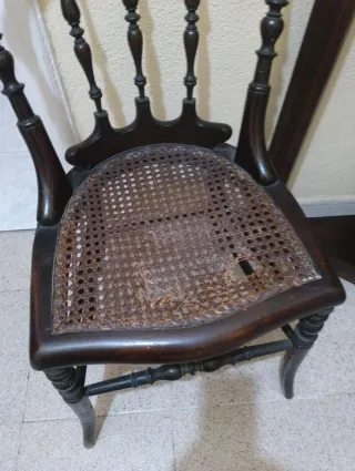 Silla antigua de madera con asiento de rejilla