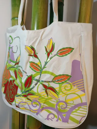 Bolso de tela blanco con flores