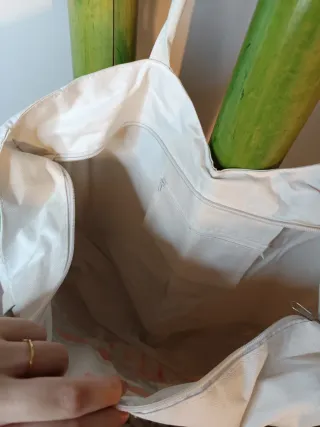 Bolso de tela blanco con flores