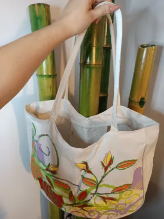 Bolso de tela blanco con flores