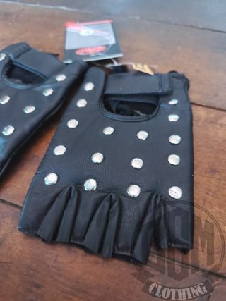 Guanti in pelle con borchie