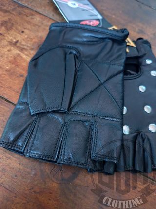 Guanti in pelle con borchie