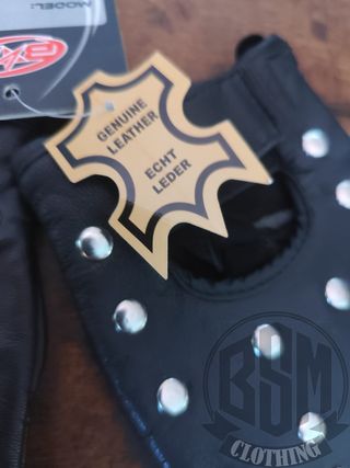 Guanti in pelle con borchie