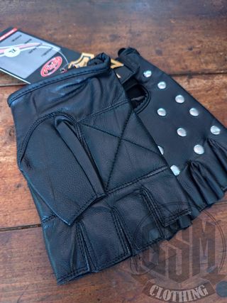 Guanti in pelle con borchie