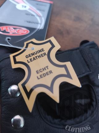 Guanti in pelle con borchie