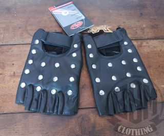 Guanti in pelle con borchie