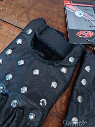 Guanti in pelle con borchie