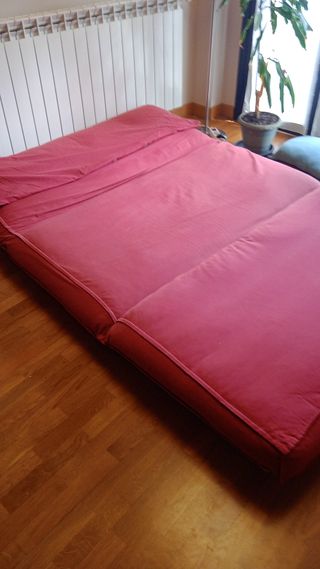 Sofá Cama roja de estructura de madera. Futón.