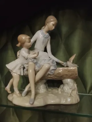 Figura porcelana NAO Niñas y pájaro