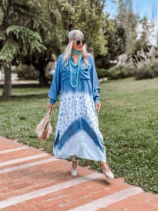 Vestido camisero tie-dye azul y blanco