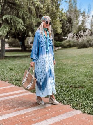 Vestido camisero tie-dye azul y blanco
