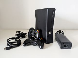 Xbox 360 Slim + cavi + 2 joystick, OTTIMO stato