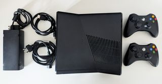 Xbox 360 Slim + cavi + 2 joystick, OTTIMO stato