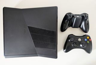 Xbox 360 Slim + cavi + 2 joystick, OTTIMO stato