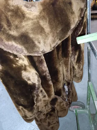 Abrigo marrón de pelo sintético