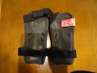 Guantes portero Kipsta + espinilleras Puma