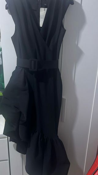 Vestido negro con cinturón y volantes