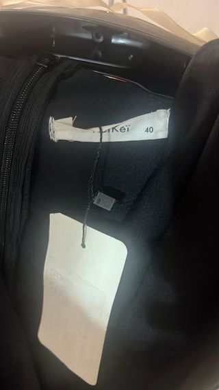 Vestido negro con cinturón y volantes