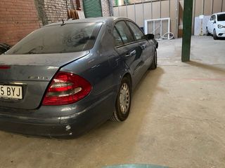 Mercedes-Benz Clase E 2002 con golpe (funciona)
