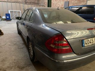 Mercedes-Benz Clase E 2002 con golpe (funciona)