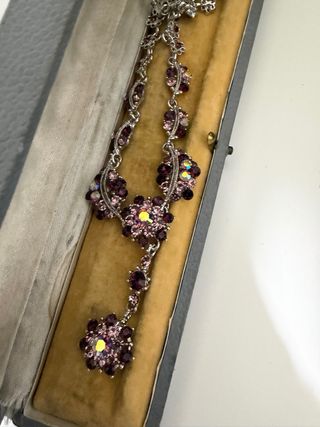 Conjunto collar y pendientes pedrería morada