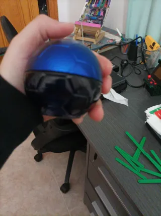 Pelota de fútbol azul casi nueva, olor a jean paul