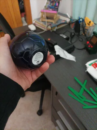 Pelota de fútbol azul casi nueva, olor a jean paul