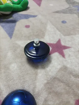 Pelota de fútbol azul casi nueva, olor a jean paul