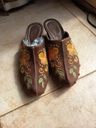 Zuecos de piel bordados marrones
