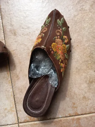 Zuecos de piel bordados marrones