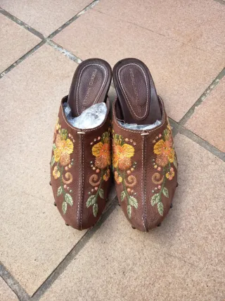 Zuecos de piel bordados marrones
